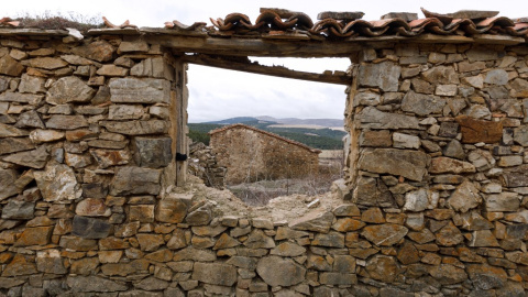 Imagen de una casa en ruinas en el pueblo de Sarnago, Soria, abandonado y sin habitantes por la despoblación rural.