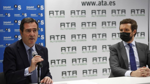El presidente de la CEOE, Antonio Garamendi (i), y el presidente del PP, Pablo Casado (d), intervienen en el curso de verano "El futuro de los autónomos y emprendedores en la era post-vovid", organizado por la Asociación de Trabajadores Aut