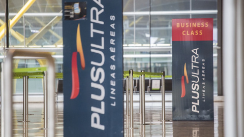 Un panel de la aerolínea Plus Ultra, en el aeropuerto de Madrid - Barajas Adolfo Suárez. — Alejandro Martínez Vélez / EUROPA PRESS