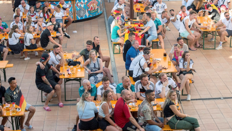 Turistas alemanes siguen el partido de octavos de final de la Eurocopa entras las selecciones de Inglaterra y Alemania, este martes, desde El Arenal, en Palma de Mallorca este 29 de junio de 2021.