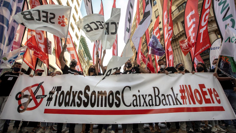 Empleados de Caixabank durante la concentración ante la sede de CaixaBank en València en protesta por el ERE.