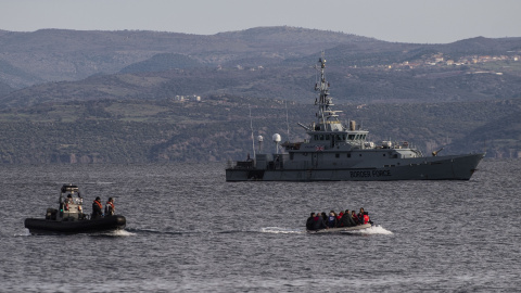 Un bote salvavidas con refugiados llega a la isla griega de Lesbos.