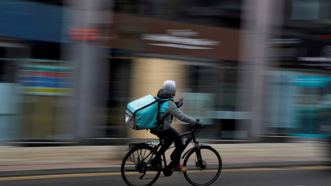 Un repartidor de Deliveroo. REUTERS