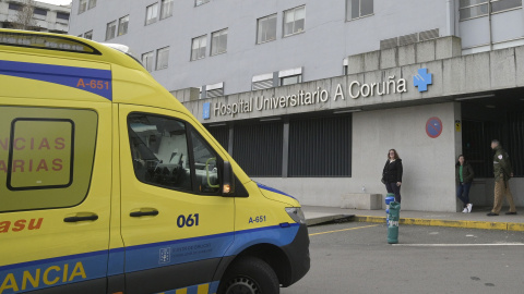Una ambulancia en la entrada del Complexo Hospitalario Universitario A Coruña. Foto de archivo