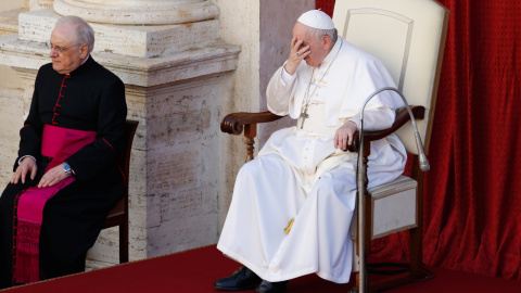 26/05/2021. Imagen de archivo de el Papa Francisco sentado en el patio de San Dámaso para una audiencia general, en el Vaticano. - REUTERS