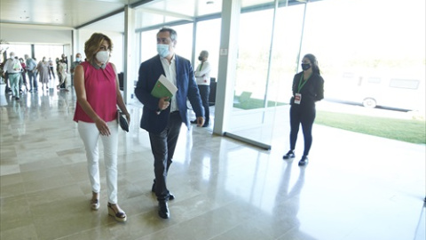 El candidato a la Junta de Andalucía y alcalde de Sevilla, Juan Espada, y la secretaria general del PSOE.A, Susana Díaz, a la llegada a la reunión del Comité Director extraordinario del PSOE-A, a 12 de julio del 2021 en Sevilla (Andalucía).