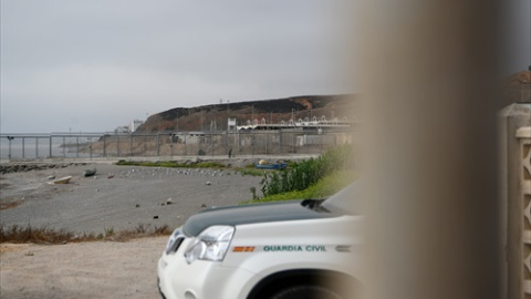 Foto de archivo. Un coche de la Guardia Civil, en la frontera de Tarajal en Ceuta.