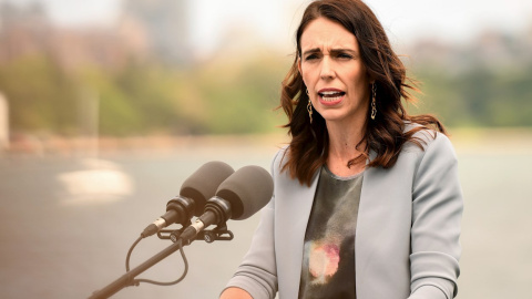 La primera ministra de Nueva Zelanda, Jacinda Ardern, asiste a una conferencia de prensa en febrero de 2020.