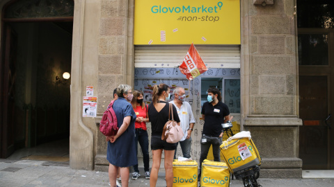 Imatge de treballadors de Glovo concentrats davant d'un dels supermercats de la companyia.