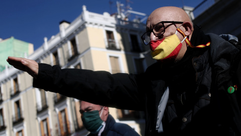 Hombre haciendo el saludo fascista. Foto de archivo.