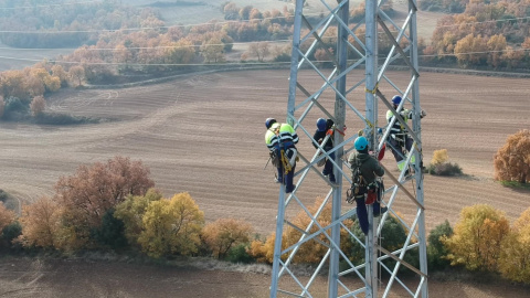 Uns operaris treballant en una torre elèctrica, en una imatge cedida aquest 21 d'abril del 2021