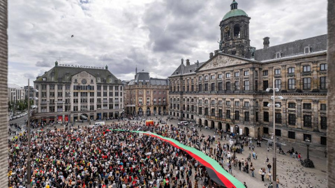 Cientos de personas protestan este sábado en la Dam Square de Amsterdam para que se respeten los derechos de la población afgana.