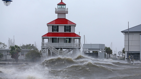 El huracán Ida provoca que las olas choquen contra el New Canal Lighthouse.
