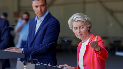 El presidente del Gobierno, Pedro Sánchez (i), y la presidenta de la Comisión Europea (CE), Ursula von der Leyen, intervienen en su visita al centro de acogida de ciudadanos europeos y colaboradores afganos