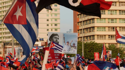 Miles de personas se manifiestan en La Habana en apoyo a La Revolución.