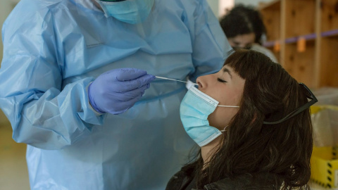 Un sanitario realiza una prueba PCR a una chica durante el cribado celebrado en Ribadavia a la población de 16 a 30 años.