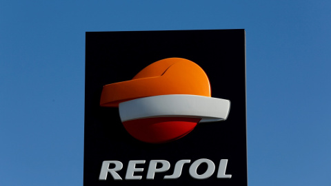 El logo de Repsol, en una estación de servicio de la petrolera en la localidad de Bormujos, cerca de Sevilla. REUTERS/Marcelo del Pozo