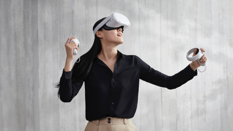 Imagen de una mujer con las gafas de realidad virtual Oculus Quest 2.