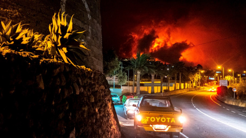 Vista de la erupción del volcán de La Palma tomada esta madrugada desde la localidad de Tajuya, en el municipio de El Paso.