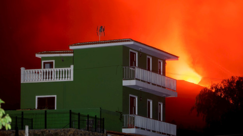 Imagen del volcán tomada poco antes del amanecer desde El Paso.