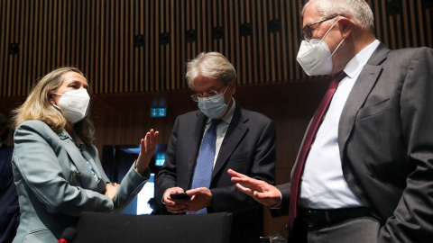 El comisario de Economía de la UE, Paolo Gentiloni (c), con la ministra de Asuntos Económicos, Nadia Calviño (i) y el director general del Mecanismo Europeo de Estabilidad (el fondo de rescate), Klaus Regling, en una reciente reunión de los