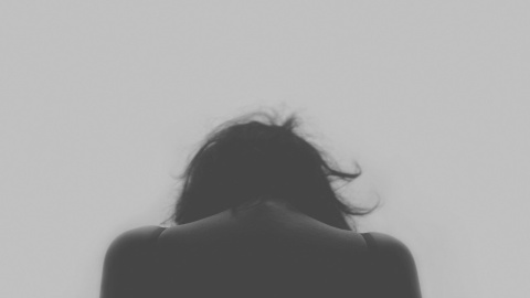 Fotografía de una mujer de espaldas.