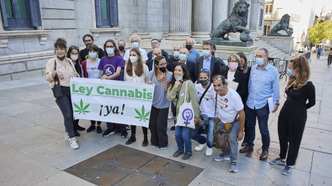 La diputada de ERC, Marta Rosique (3i); el líder de Más País, Iñigo Errejón (8i); la diputada de Más País, Inés Sabanés (9i) y el portavoz de Compromís en el Congreso, Joan Baldoví (10i), posan con una asociación a favor del cannabis a 19 d