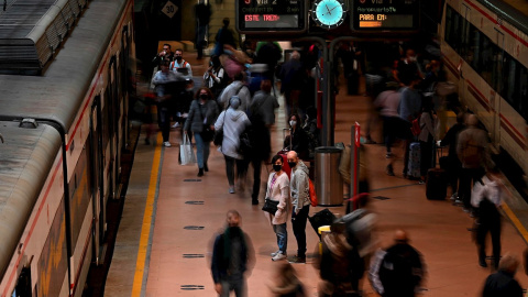 Varios viajeros transitan la estación de Cercanías de Madrid-Atocha, durante la huelga convocada por el Sindicato Español de Maquinistas y Ayudantes Ferroviarios, Semaf, en el grupo Renfe. EFE/Fernando Villar