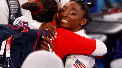 La estadounidense Simone Biles celebra con sus compañeras tras ganar la medalla de bronce en la final de barra de equilibrio femenina de Gimnasia Artística durante los Juegos Olímpicos 2020, este martes en el Centro de Gimnasia de Ariake de