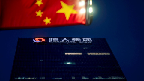 Una bandera china cerca de la sede central del grupo Evergrande, en Shenzhen, en la provincia de Guangdong. EFE/EPA/ALEX PLAVEVSKI