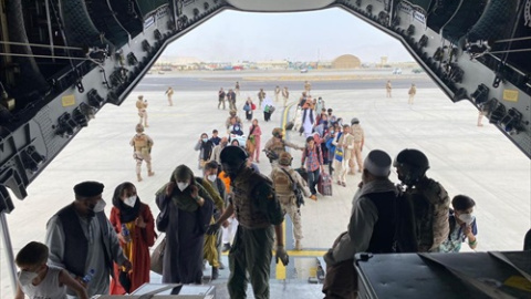 Un grupo de repatriados españoles sube al avión A400M enviado por el Gobierno de España para evacuarlos de Kabul, a 18 de agosto de 2021, en Kabul, (Afganistán).