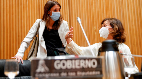 20/10/2021.- La ministra de Igualad, Irene Montero (i), saluda a la actual presidenta de la Comisión de Igualdad en el Congreso, Carmen Calvo (d), a su llegada a una comparecencia este miércoles ante la Comisión de Igualdad del Congreso en