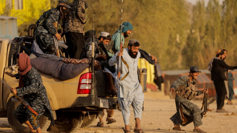 Un grupo de talibanes bajan de una camioneta en Kabul.