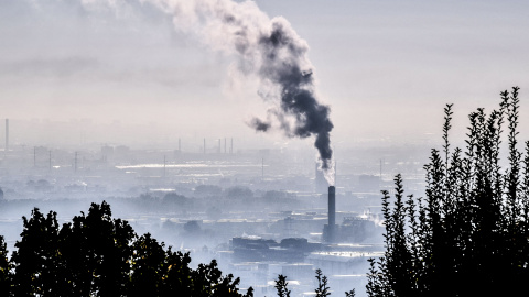 Vista general de una nube de contaminación sobre Lyon, al sureste de Francia, el 15 de octubre de 2021.