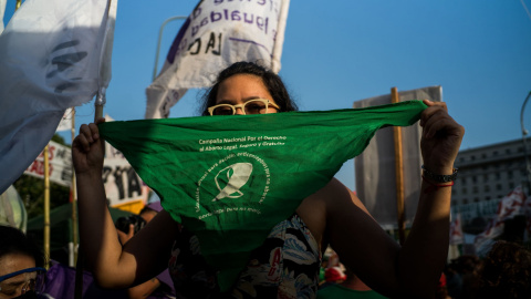 Una mujer sostiene un pañuelo verde en una movilización a favor de la legalización del aborto .
