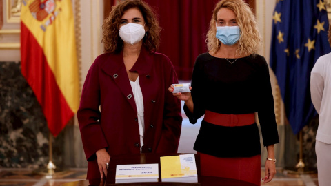 13/10/2021.- La ministra de Hacienda, María Jesús Montero (i), y la presidenta del Congreso, Meritxell Batet, presentan el proyecto de Ley de Presupuestos Generales del Estado para 2022 este miércoles en el Congreso de los Diputados. EFE/Ju