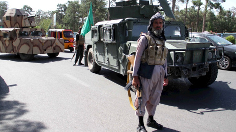 Funcionarios de seguridad afganos y milicias privadas leales a Ismail Khan, el ex comandante de patrulla muyahidín después de que recuperaron el control de partes de la ciudad de Herat tras una intensa batalla con militantes talibanes, en H