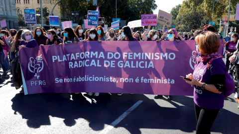 Varias mujeres participan en la manifestación convocada en Madrid por asociaciones feministas en defensa de los derechos de las mujeres, contra la ley trans que impulsa el Ministerio de Igualdad y a favor de abolir la prostitución.
