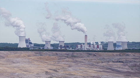 Planta de energía Turow y mina de carbón de lignito Turow vistas en la frontera con la República Checa y Alemania. Fotografía de archivo.