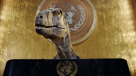 Frankie, un dinosaurio generado por computadora mientras habla tras irrumpir en el famoso salón de la Asamblea General de la ONU en Nueva York