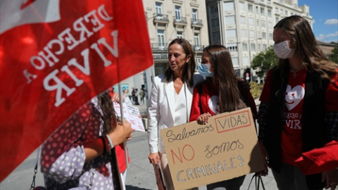 La diputada de Vox, Gador Joya (i), participa en una concentración organizada el colectivo antiabortista provida, contra la proposición de Ley del PSOE que busca criminalizar el hostigamiento que sufren las mujeres que acuden a abortar a la
