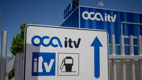 Foto de archivo. Cartel que señala una gasolinera y una ITV.