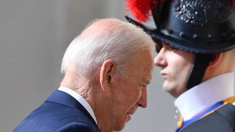 El presidente de los Estados Unidos, Joe Biden, pasa junto a un guardia suizo cuando llega al patio de San Damaso en el Vaticano el 29 de octubre de 2021.