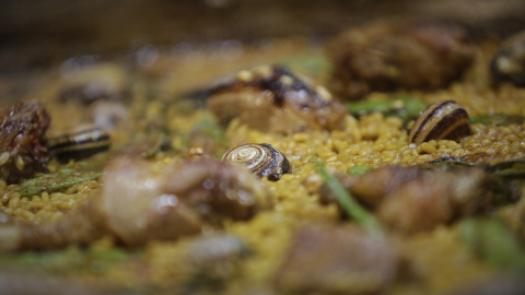 Rodrigo de la Calle, chef del El Invernadero y con una estrella Michelín, prepara en su restaurante una Paella Alicantina para llevar, a 21 de mayo de 2020.
