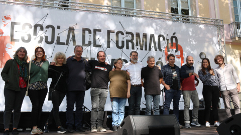 El president d'Òmnium Jordi Cuixart durant la presentació de l'Escola de formació Guillem Agulló, amb familiars i altres impulsors de la iniciativa.