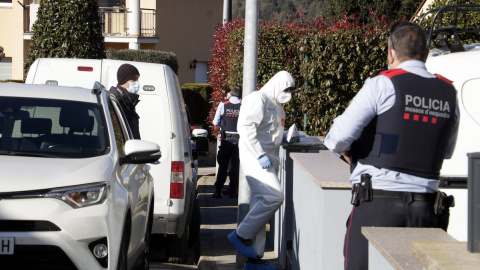 La Policía científica entra en la casa de Sant Joan le Fonts, en Girona, a 16 de diciembre de 2021.