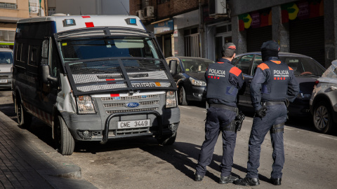 Agentes de los Mossos d'Esquadra esperan frente a un inmueble en una imagen de archivo.