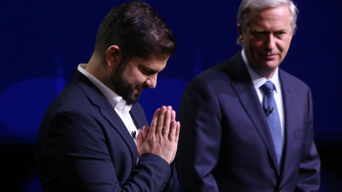 El candidato por el Partido Republicano, José Antonio Kast (d), y el candidato por el Frente Amplio, Gabriel Boric (i), participan del debate presidencial organizado por la Asociación Nacional de Televisión de Chile