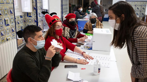 Los chilenos residentes en Madrid votan en las elecciones presidenciales.