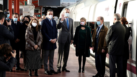 El rey Felipe VI, el presidente del Gobierno, Pedro Sánchez, la vicepresidenta segunda y ministra de Trabajo, Yolanda Díaz, y la responsable de Transportes, Raquel Sánchez, antes de tomar el nuevo AVE para realizar el trayecto entre Madrid